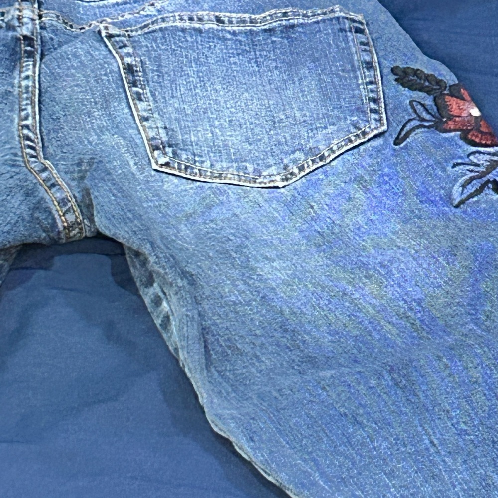 Taylor and Sage Distressed Jeans w/ Flower Appliqué, size 28 - Picture 7 of 9